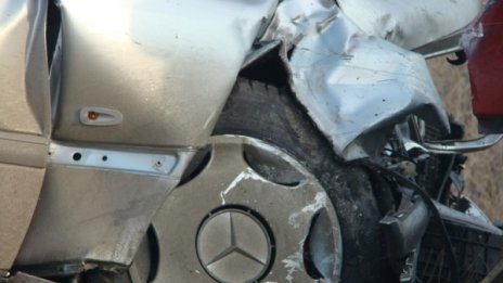 Двама загинаха и двама са ранени при катастрофа