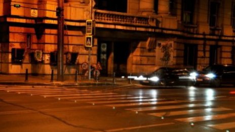 Светлините на пешеходната пътека пред СУ работят