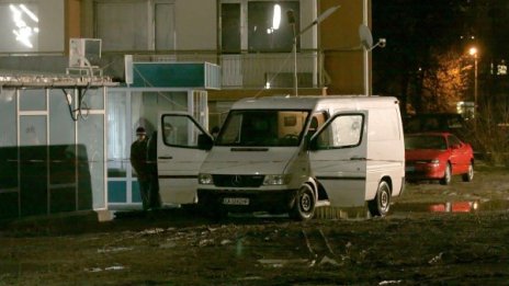 С автомат и чук са действали обирджиите на инкасото