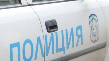Полицаи откриха измръзнал мъж, заспал на пътя