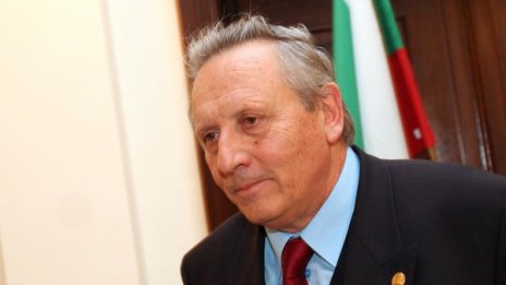 Човек на БСП ли е Воденичаров и прави ли си пиар Борисов?