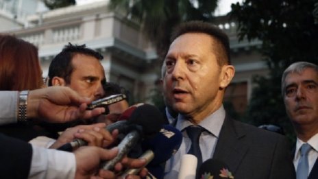 Куршум и заплахи за финансовия министър на Гърция 