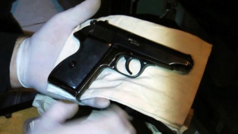 43-годишен стреля по кола с младежи след скандал