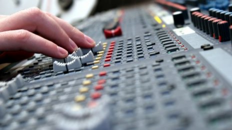 Край на дразнещия звук на TV рекламите 