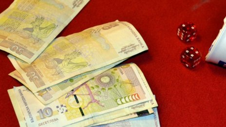 Депутатите се поправиха - замразиха заплатите си 