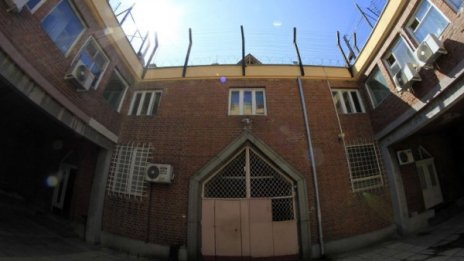 След 20 години в затвора - с чисто досие, но пък... мъртъв