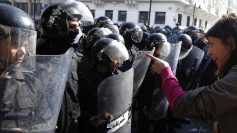 Правителството на Тунис се разпуска след смъртта на опозиционер