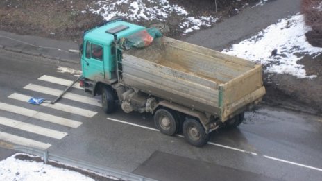 Шофьор на камион бутна стълб за осветление и избяга