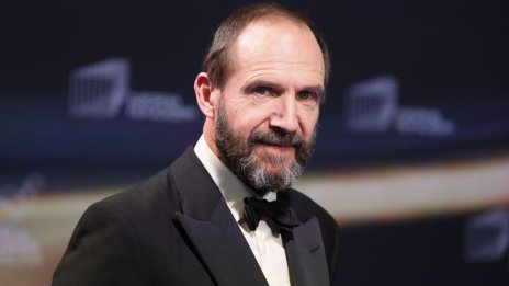 Ралф Файнс засрами младите актьори – показа коремни плочки на 62