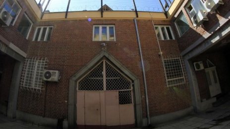 Закопчаха надзирател в затвора в Ловеч, вкарвaл GSM-и зад решетките