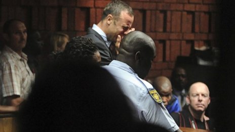 Писториус избухна в плач, обвиниха го в убийство 