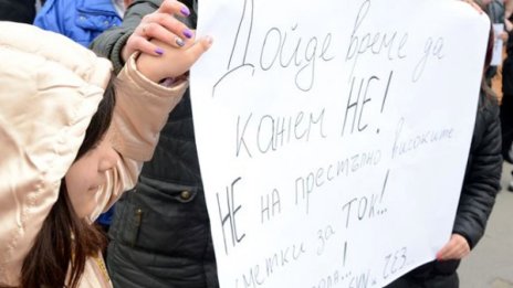 Със сълзи на очи на протест срещу високите сметки за ток