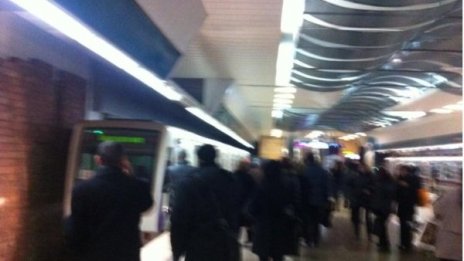 Мъж се хвърли под влак на метрото, оцеля