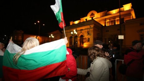 Почетна оставка или оставка под натиска на улицата