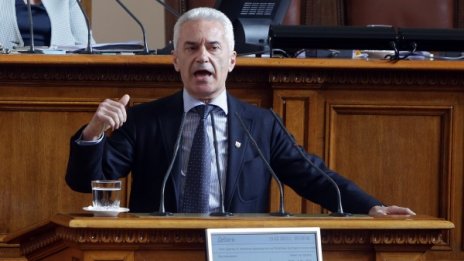 Борисов действа задкулисно, за да прикрие договорите 