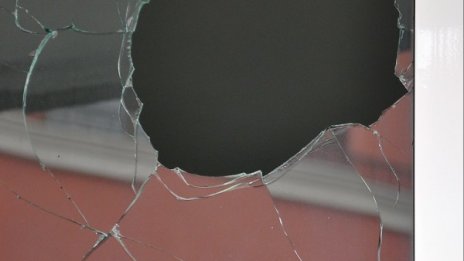 Счупен прозорец на централния офис на ГЕРБ във Варна 