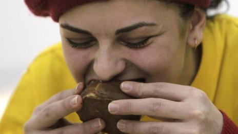 Консумацията на прясно мляко и сладко увеличава риска от акне