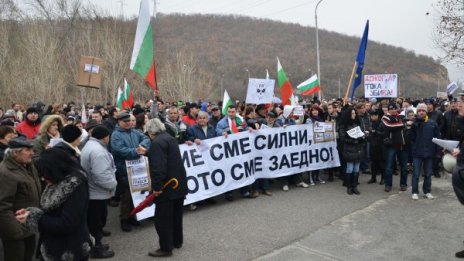 Хора с партийни книжки вън от среща на протестиращи