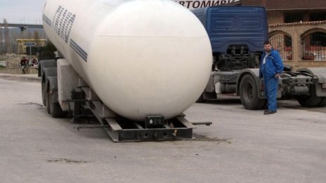 Тонове мляко се разляха при обръщане на цистерна 