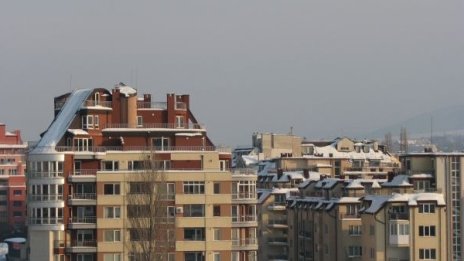 Цените на жилищата продължават да забавят спада