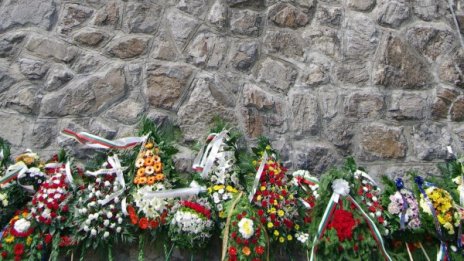 Хиляди изкачиха историческия връх Шипка