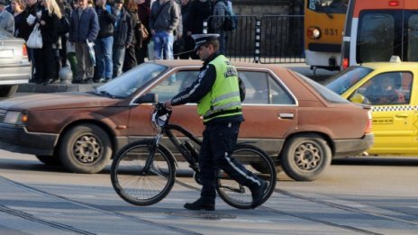 Велосипедист припаднa на натоварено софийско кръстовище