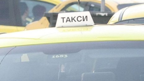 Таксиджия и клиент се млатят заради неплатена сметка