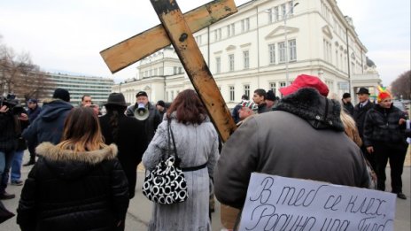 Протестиращи си носят кръста - животът им приключил 