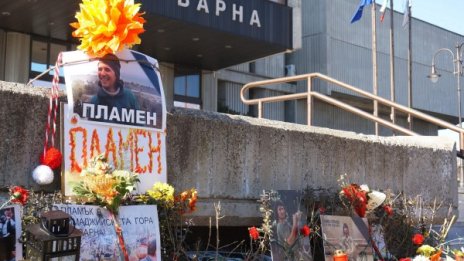 Бдения и траурни шествия за Пламен