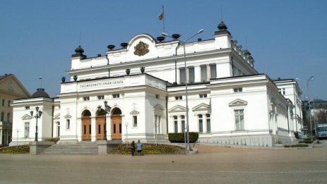 Депутатите ще работят извънредно във вторник