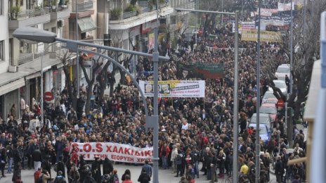  Анархисти нападнаха полицейски участък в Атина