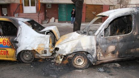 Три автомобила пламнаха тази нощ в Хасково