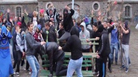 200 души бранят учителя с клипа „Харлем шейк”