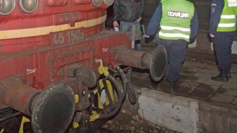 Пиян и без книжка се натресе с колата си във влак