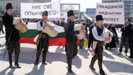 Протестиращи се обиждат с "Предатели" и "Мафия" 