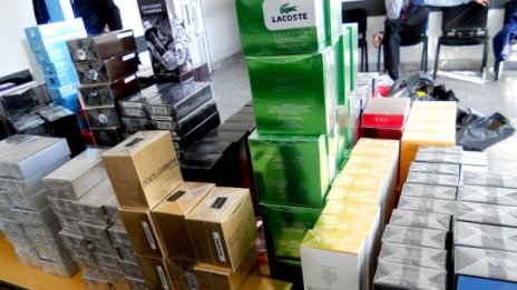 Откриха 500 парфюма менте, скрити зад калниците на автобус