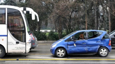 Кола се удари в автобус с ученици в София
