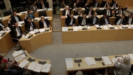 Кипър одобри първи части от спасителния пакет 