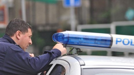 Задържаха трима за кражби от коли