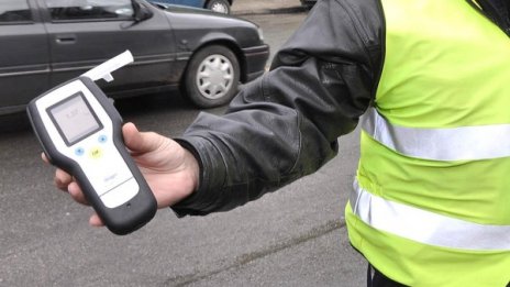 Пиян шофьор помете двама на тротоар