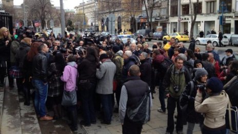Журналисти бранят колега на протест пред Съдебната палата
