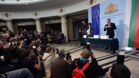Гив ми файв, радват се от БСП. ГЕРБ атакува с №15 