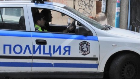 Полицай и баща му пребиха мъж заради запалени гуми
