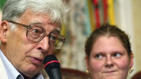 Почина бащата на "бебето в епруветка"