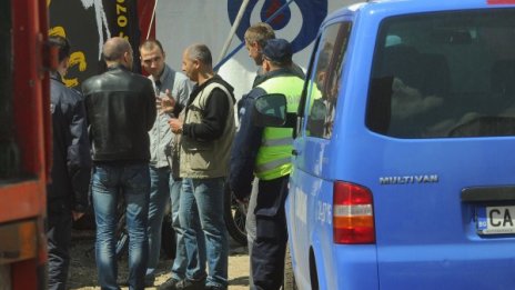 Трима мотористи пострадаха при опасен цирков номер