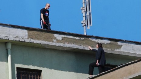 Затворник се качи на покрива на Бургаския затвор
