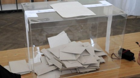 Двама закопчани за купуване на гласове