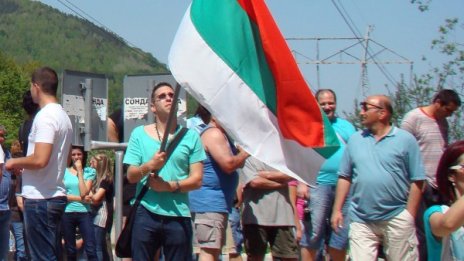 Около 500 души протестираха заради лош път Берковица-София