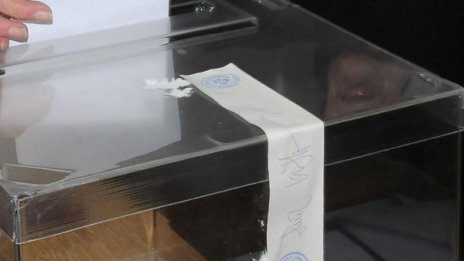 Изборният ден започна спокойно