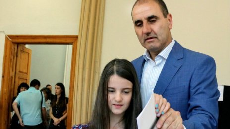 Цветанов пусна бюлетина с надежда за "силна демокрация"